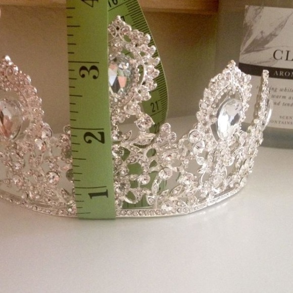 Luxury Swarovski Crown Tiara - Picture 5 of 8